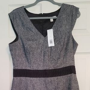 Sleeveless, lined v-neck midi dres